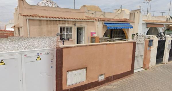 Chalet adosado en Calle Santa Petra, Nueva Torrevieja, Torrevieja thumbnail 3