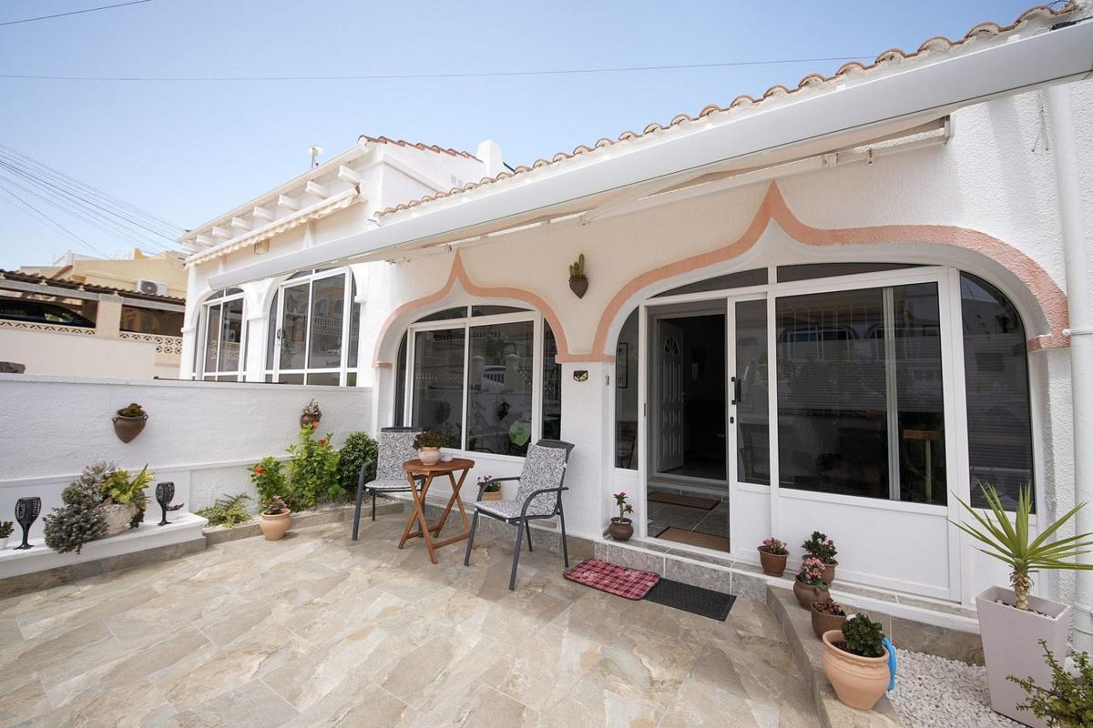 Venta de chalet adosado en  Chalet adosado en Calle la Revoltosa, Centro, San Miguel de Salinas , San Miguel de Salinas photo 3