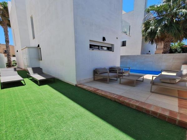 Casa o chalet independiente en Calle Tomas Valcarcel, 18, Zona los Frutales, Torrevieja thumbnail 3