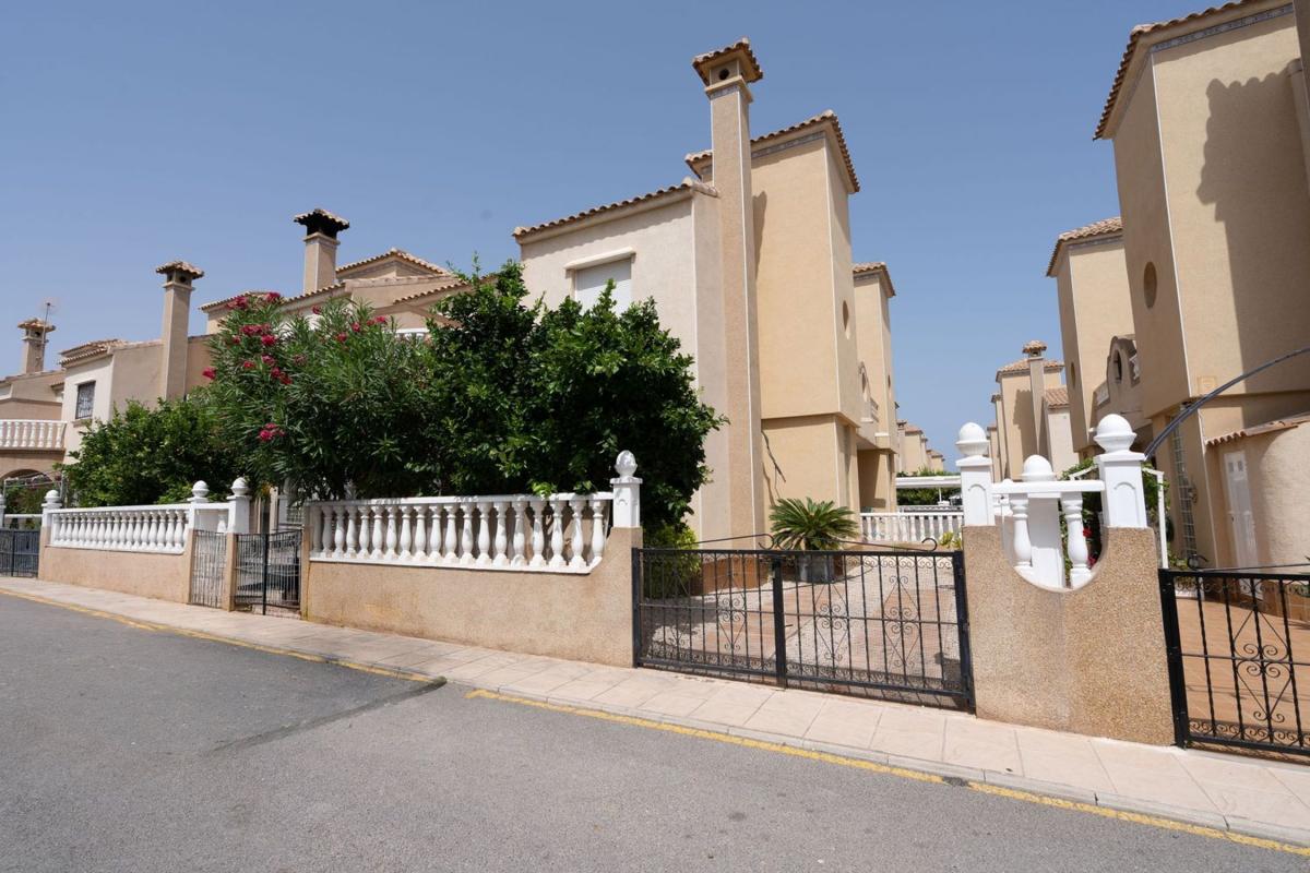 Venta de chalet adosado en  Chalet adosado en Arco Iris, Playa Flamenca, Orihuela , Orihuela photo 2