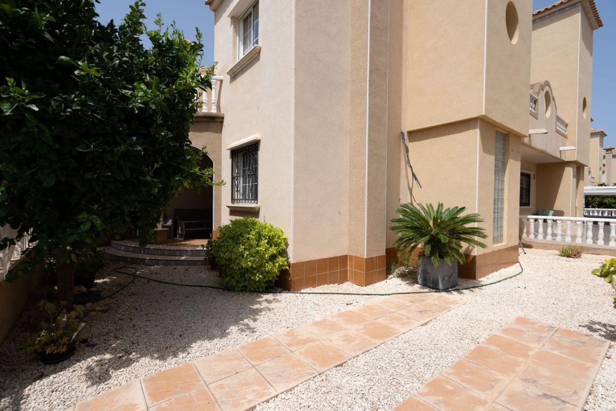 Venta de chalet adosado en  Chalet adosado en Arco Iris, Playa Flamenca, Orihuela , Orihuela photo 3