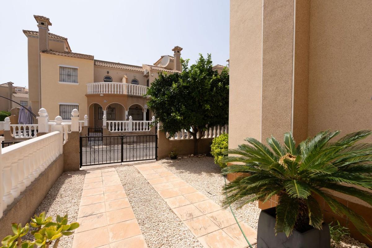 Venta de chalet adosado en  Chalet adosado en Arco Iris, Playa Flamenca, Orihuela , Orihuela photo 5