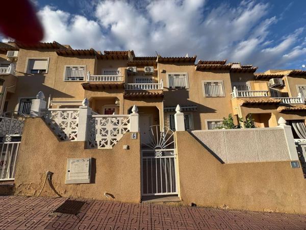 Chalet adosado en venta en Chalet adosado en Calle Pintor Botí, Villamartín, Orihuela , Orihuela thumbnail 1