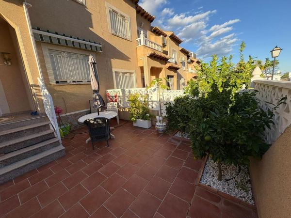 Chalet adosado en venta en Chalet adosado en Calle Pintor Botí, Villamartín, Orihuela , Orihuela thumbnail 2