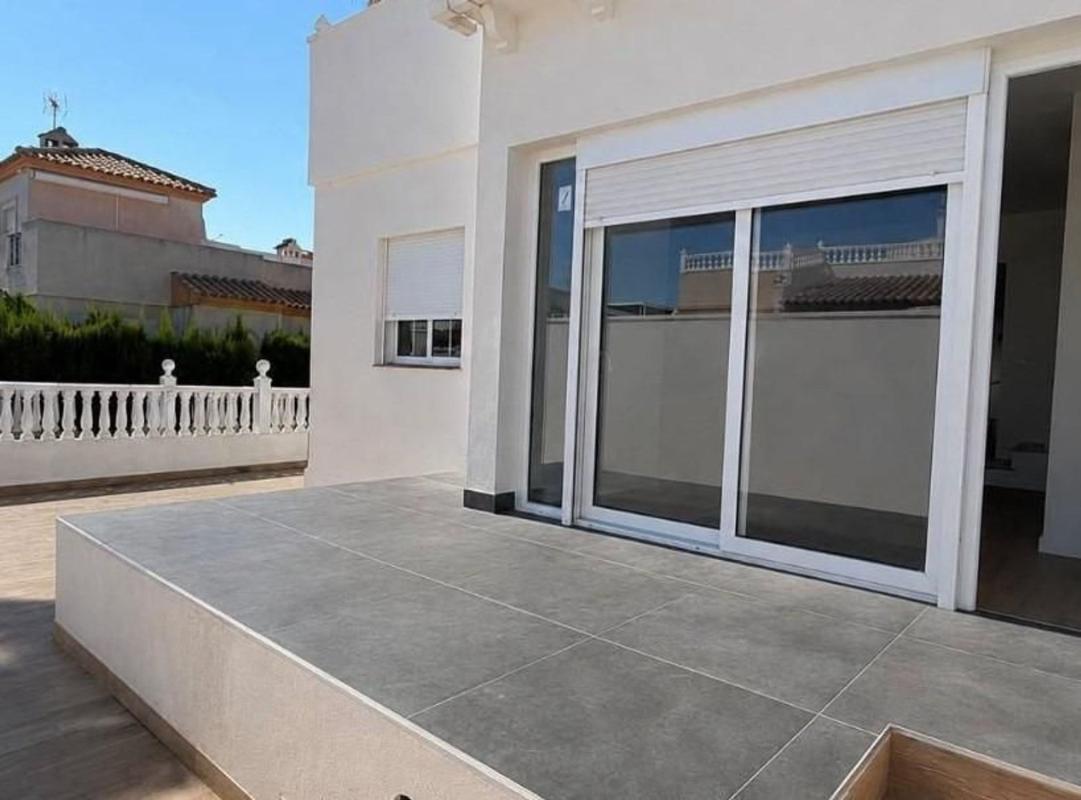 Venta de chalet independiente en Chalet pareado en Calle Urbion, Los Balcones - Los Altos del Edén, Torrevieja, Torrevieja
 photo 2