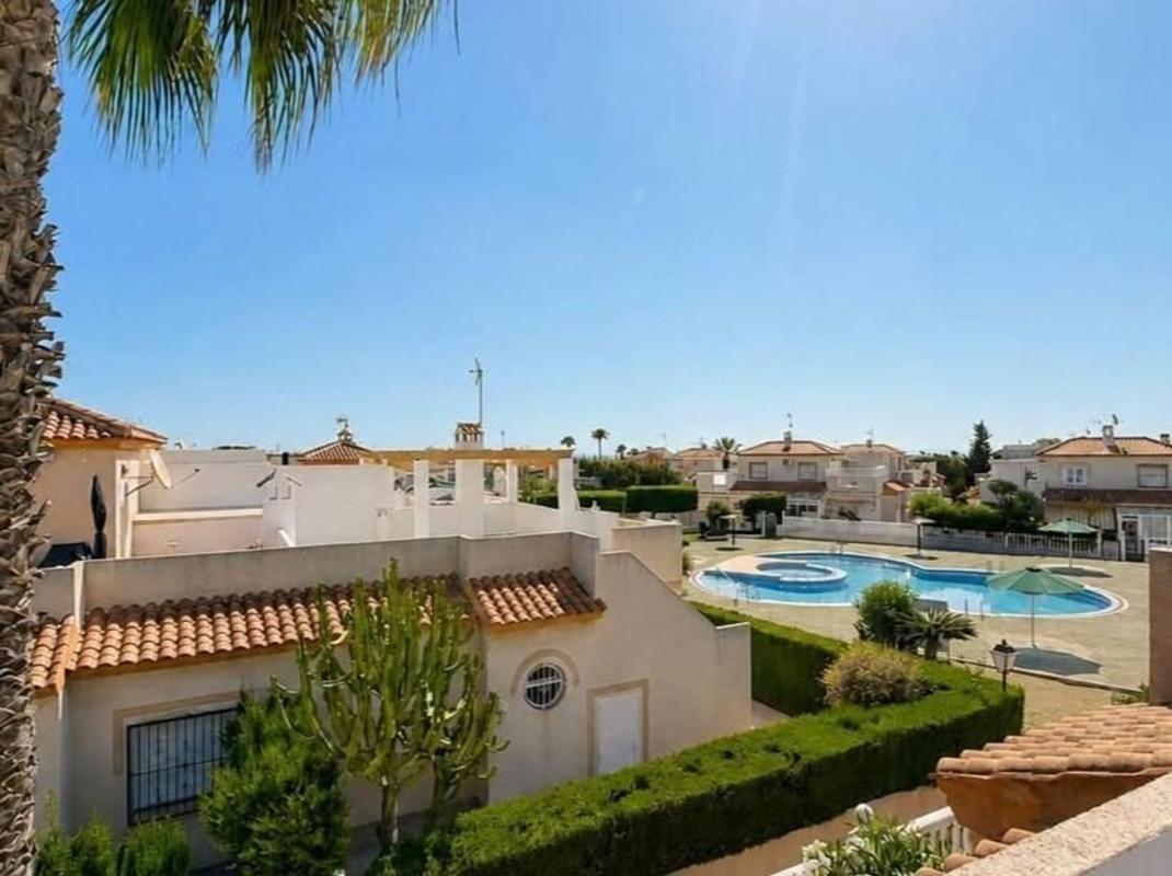Venta de chalet independiente en Chalet pareado en Calle Urbion, Los Balcones - Los Altos del Edén, Torrevieja, Torrevieja
 photo 5