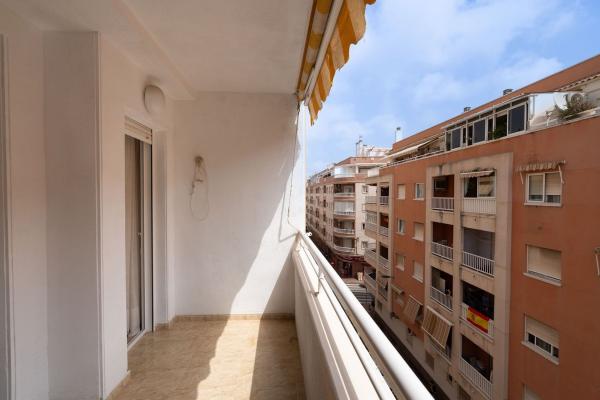 Venta de piso en Piso en Calle Patricio Zammit, Antonio Machado, Torrevieja, Torrevieja
thumbnail 3