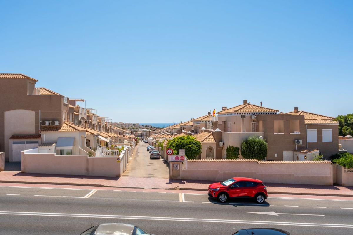 Sprzedaż szeregowego domku w Chalet adosado en Avenida Jose Zorrilla, 7, Aguas Nuevas, Torrevieja , Torrevieja photo 4