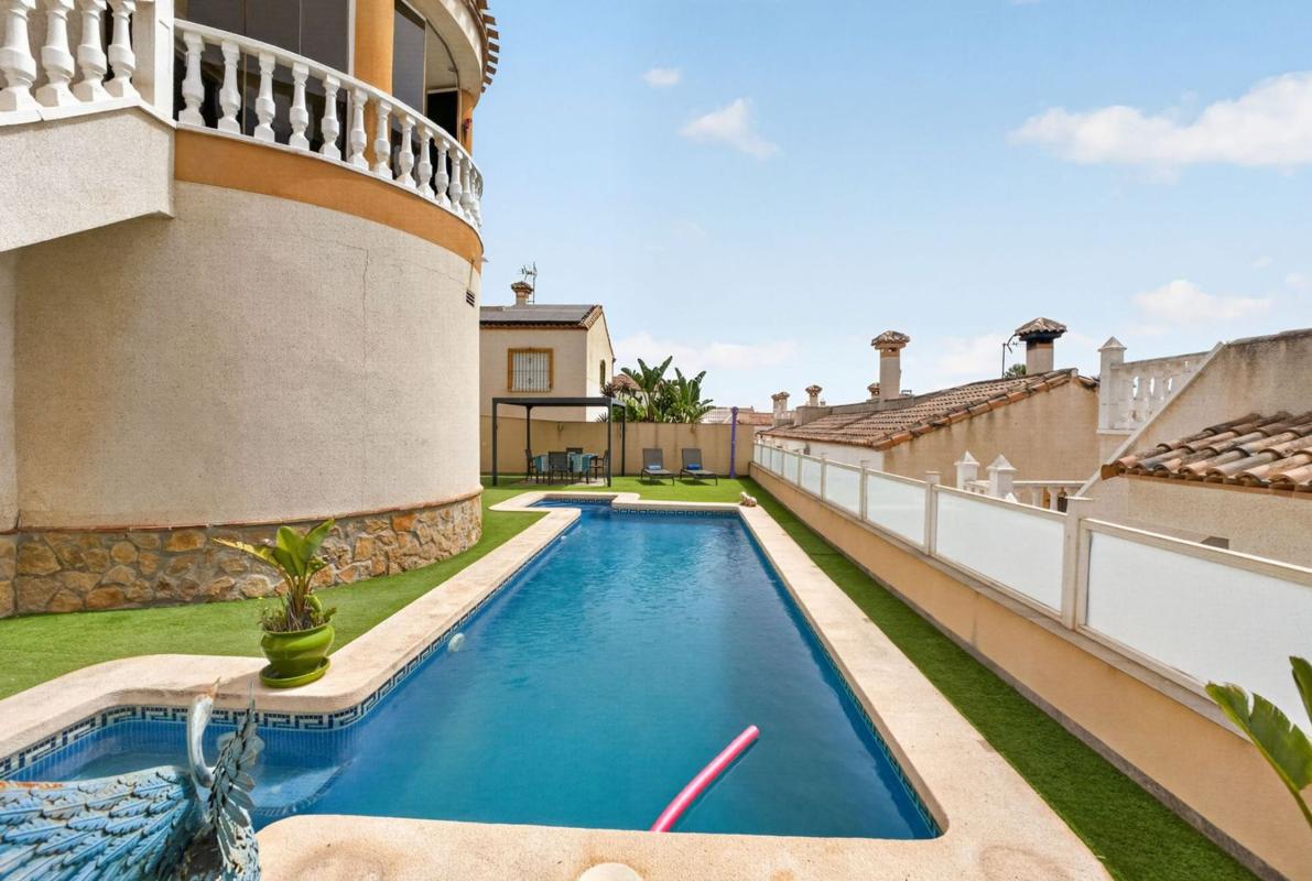 Sprzedaż niezależnego domku jednorodzinnego w Casa o chalet independiente en Calle Río Segura, 11, Centro, San Miguel de Salinas, San Miguel de Salinas photo 3