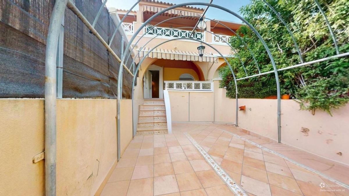 Продажа таунхауса в  Chalet adosado en Avenida de la Armada Española, Calas de Santa Pola este, Santa Pola , Санта Пола photo 2