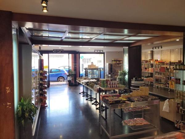 Tienda en Calle Zoa, Las Piscinas Naturales, Torrevieja photo 1