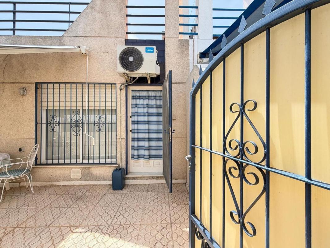 Sprzedaż szeregowego domku w  Chalet adosado en Calle Joaquín García Sánchez, La Siesta - El Salado - Torreta, Torrevieja , Torrevieja photo 2