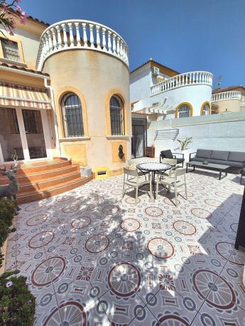 Casa o chalet independiente en Calle Miguel Angel Blanco Garrido, 120, Parque Acuático - Sector 25, Torrevieja thumbnail 2