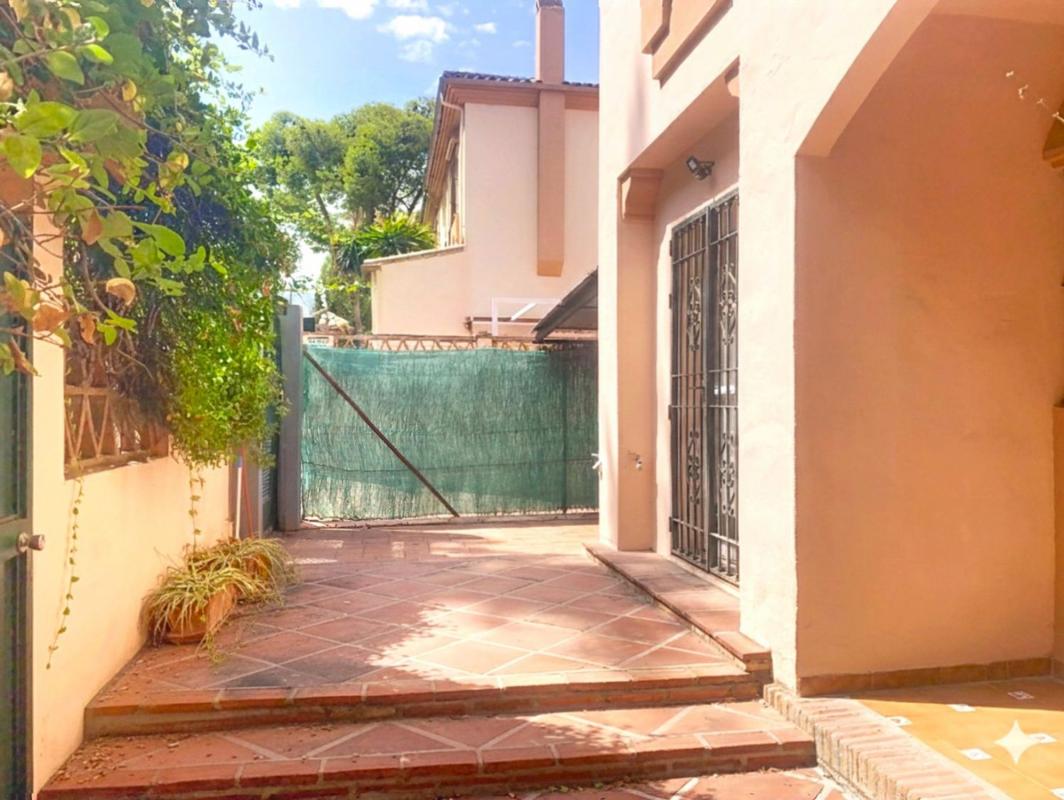 Продажа отдельного шале в Chalet pareado en Los Álamos, Torremolinos, Торремолинос photo 3