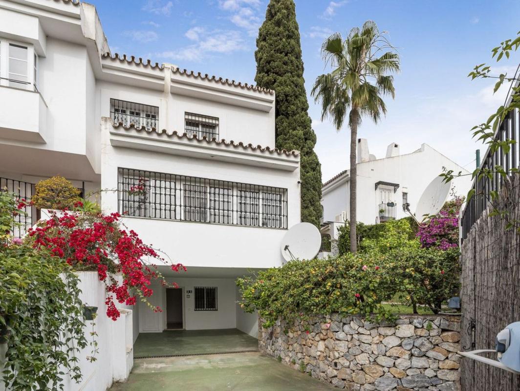 Sprzedaż szeregowego domku w  Chalet adosado en Casco Antiguo, Marbella , Marbella photo 2