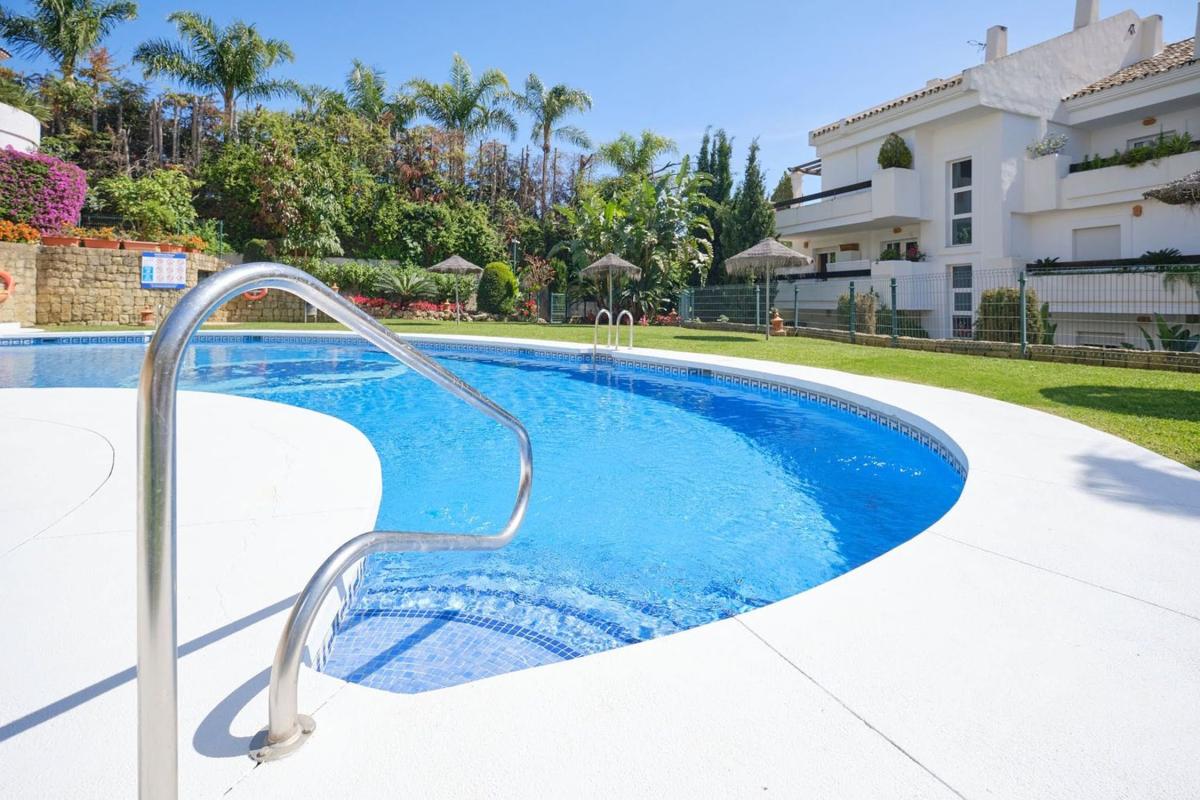 Venta de piso en Piso en Avenida Valle del Golf, Aloha, Marbella, Marbella
 photo 3