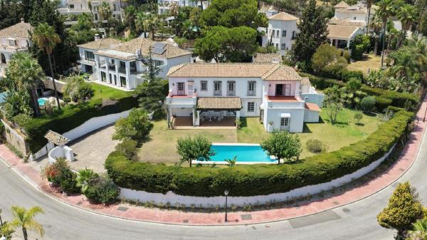 Chalet independiente en venta en Casa o chalet en Plaza de la Victoria, Casco Antiguo, Marbella, Marbella
photo 1