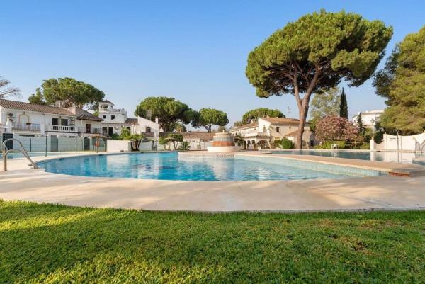 Chalet adosado en Calle Joaquín Rodrigo, Hacienda Elviria, Marbella photo 1