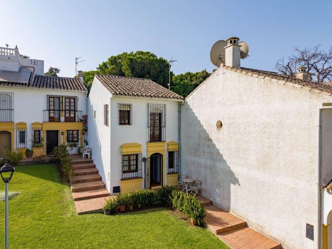 Продажа таунхауса в Chalet adosado en Calle Joaquín Rodrigo, Hacienda Elviria, Marbella , Марбелла photo 2