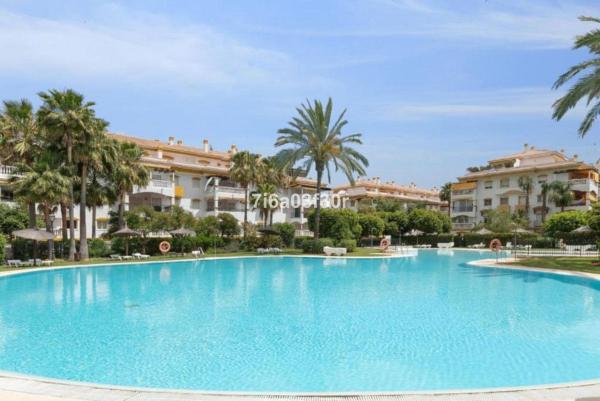 Sprzedaż mieszkania w Piso en Urbanización Atalaya Río Verde, La Dama de Noche-La Alzambra, Marbella, Marbella
photo 1