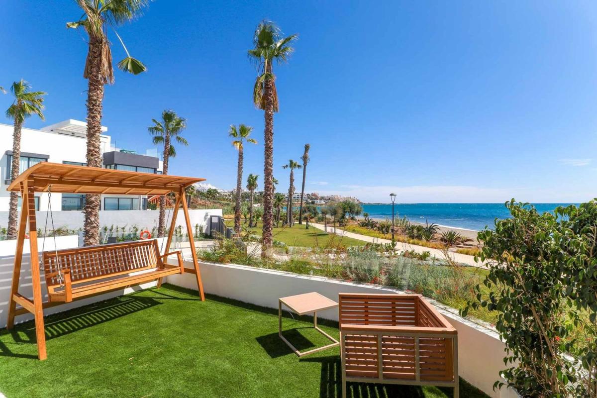 Sprzedaż szeregowego domku w  Chalet adosado en Urbanizacion Playa de Guadalobon, Guadalobón, Estepona , Estepona photo 2