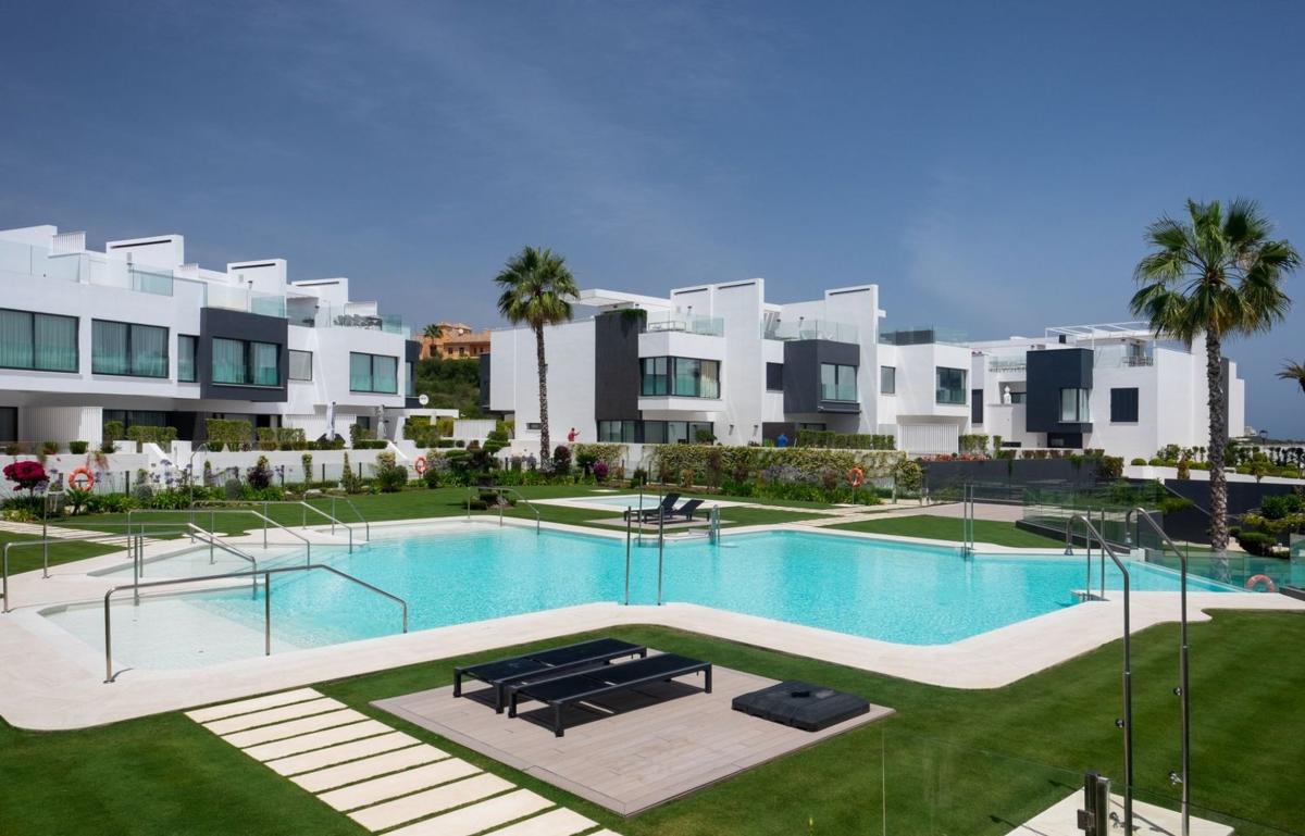 Sprzedaż szeregowego domku w  Chalet adosado en Urbanizacion Playa de Guadalobon, Guadalobón, Estepona , Estepona photo 3