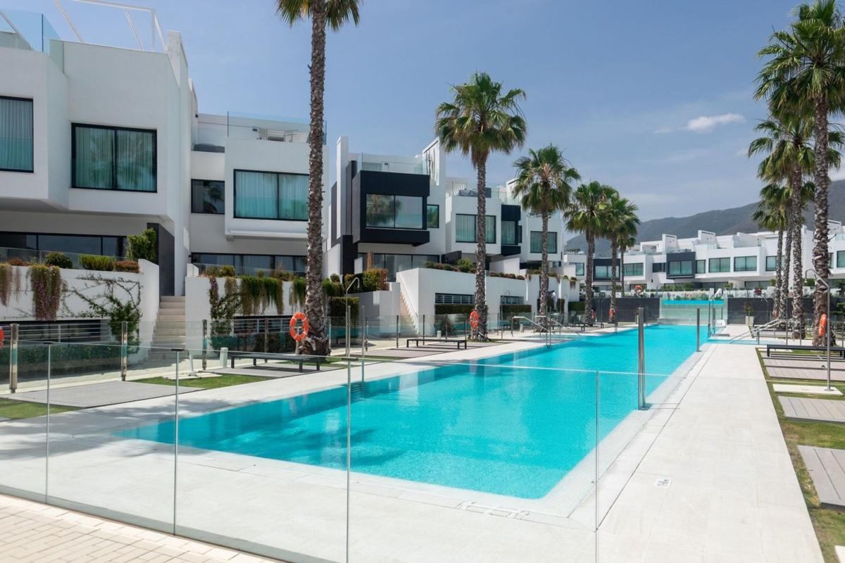 Sprzedaż szeregowego domku w  Chalet adosado en Urbanizacion Playa de Guadalobon, Guadalobón, Estepona , Estepona photo 5