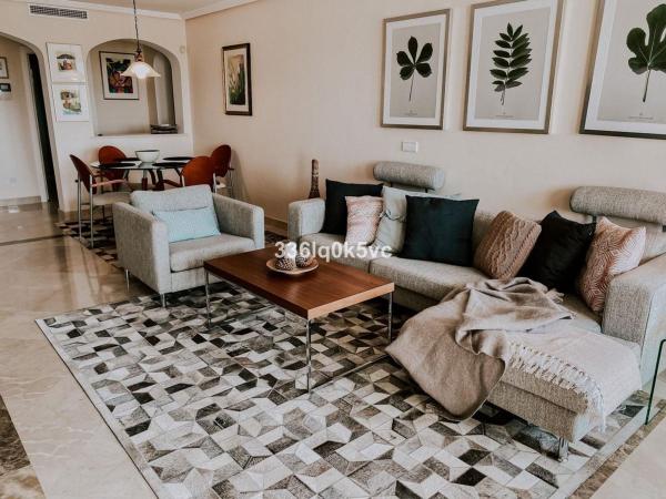 Sale of flat in Piso en Urbanizacion Torre Esteril, Los Arqueros-Puerto del Almendro, Benahavís, Benahavís
photo 1
