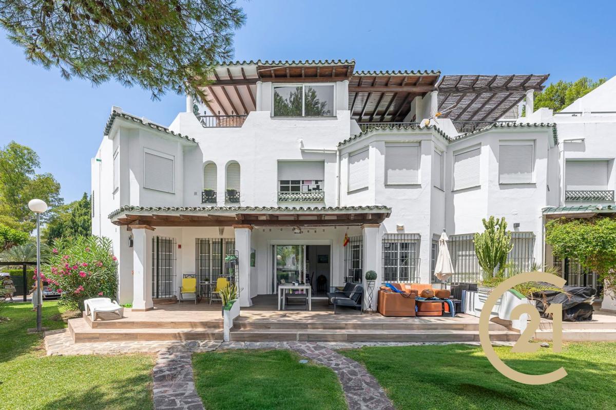 Sprzedaż niezależnego domku jednorodzinnego w  Chalet pareado en Calle Sirio, 46, Los Naranjos, Marbella, Marbella photo 2