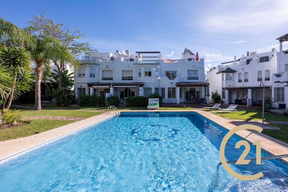 Sprzedaż niezależnego domku jednorodzinnego w  Chalet pareado en Calle Sirio, 46, Los Naranjos, Marbella, Marbella photo 3
