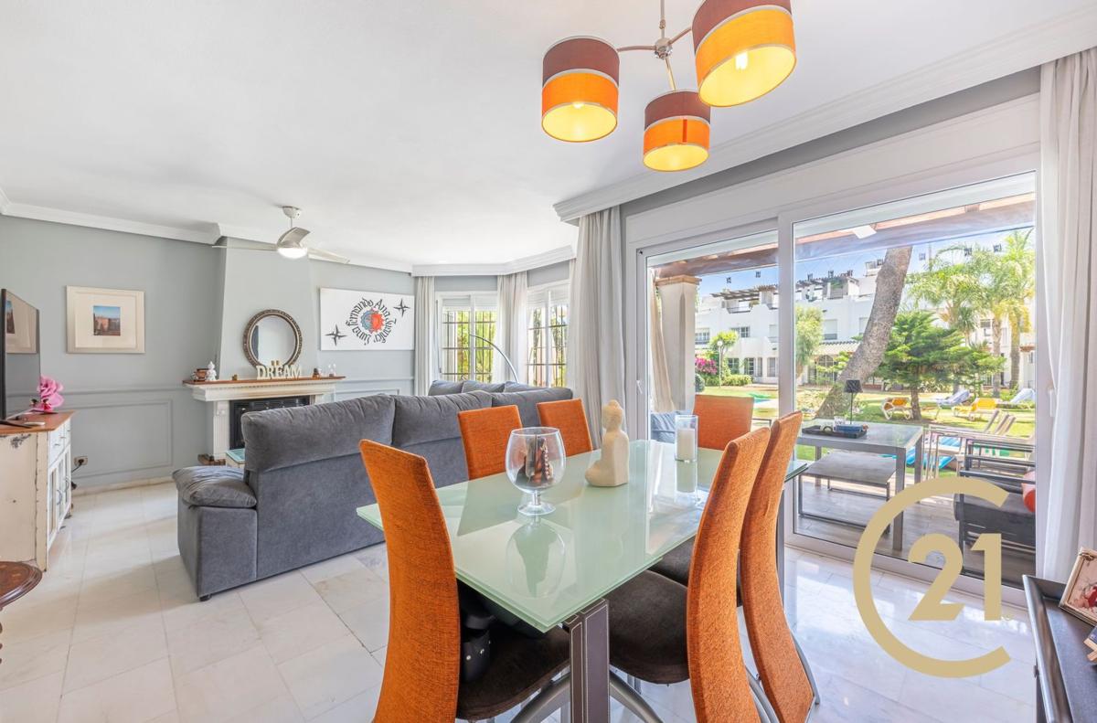 Sprzedaż niezależnego domku jednorodzinnego w  Chalet pareado en Calle Sirio, 46, Los Naranjos, Marbella, Marbella photo 4