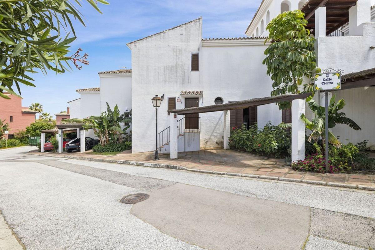 Sprzedaż szeregowego domku w Chalet adosado en Calle Cierzo, Guadalobón, Estepona , Estepona photo 5