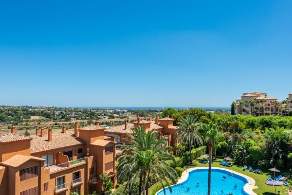 Ático en venta en Ático en Calle Pico Alcazaba, Benatalaya, Estepona, Estepona photo 1