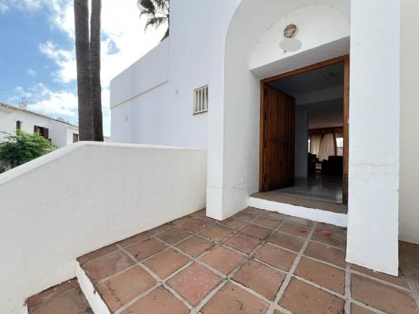 Chalet adosado en Urbanizacion Playa de Guadalobon, 67, Guadalobón, Estepona thumbnail 2