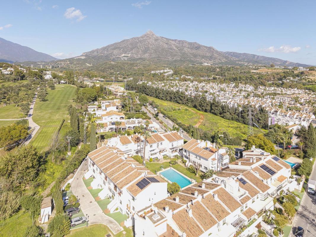 Продажа таунхауса в  Chalet adosado en Nueva Andalucía, Marbella , Марбелла photo 2