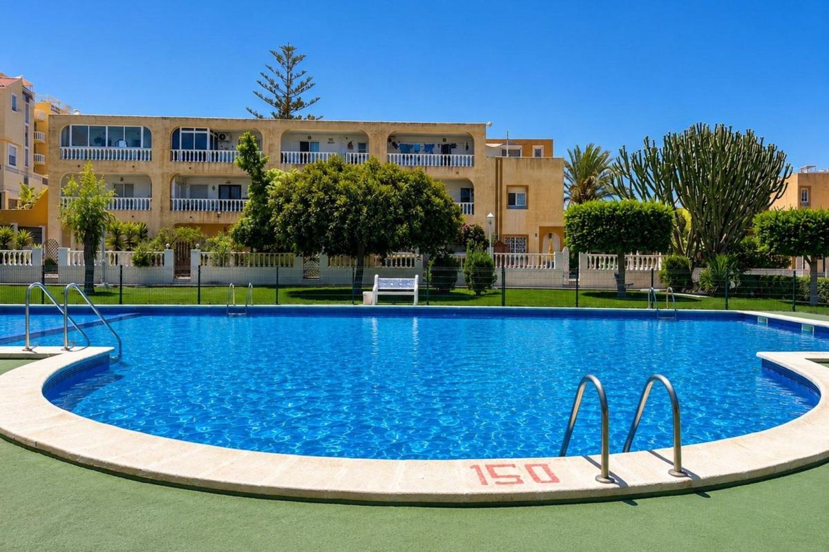 Sale of independent chalet in Casa o chalet independiente en Torreblanca, Torrevieja, Torrevieja
photo 2
