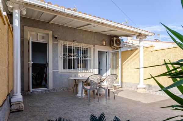 Chalet adosado en Calle de las Amapolas, La Siesta - El Salado - Torreta, Torrevieja photo 1