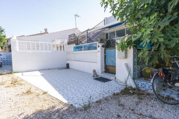 Chalet independiente en venta en Casa o chalet independiente en Calle Acacias, La Siesta - El Salado - Torreta, Torrevieja, Torrevieja
photo 1