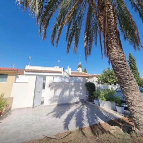 Chalet adosado en Urbanización Torreta II, 642, La Siesta - El Salado - Torreta, Torrevieja thumbnail 2