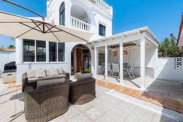 Chalet adosado en Calle Doctor Waksman, Zona los Frutales, Torrevieja photo 1