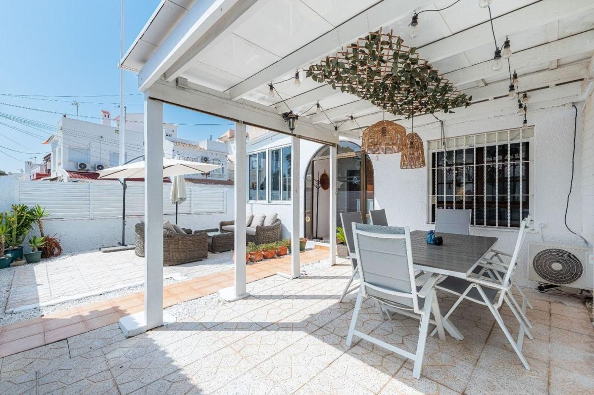 Venta de chalet adosado en Chalet adosado en Calle Doctor Waksman, Zona los Frutales, Torrevieja , Torrevieja photo 3