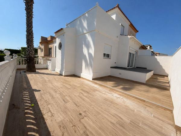 Chalet pareado en Calle Peña De Francia, Los Balcones - Los Altos del Edén, Torrevieja thumbnail 2