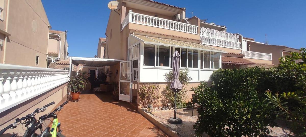 Sprzedaż szeregowego domku w Chalet adosado en Urbanización los Altos, 13 r, Los Balcones - Los Altos del Edén, Torrevieja , Torrevieja photo 1