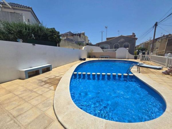 Chalet adosado en Calle Salvador Dalí, Los Balcones - Los Altos del Edén, Torrevieja thumbnail 2