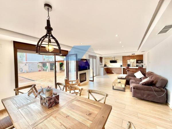 Частный шале на продаже в Casa o chalet independiente en Los Girasoles, San Vicente del Raspeig, Сан-Висенте-дель-Распейг thumbnail 1