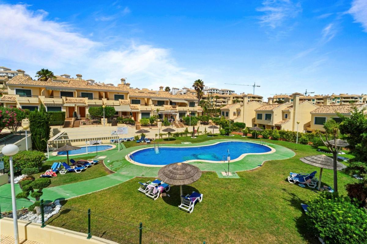 Venta de chalet adosado en Chalet adosado en Avenida de Ibiza, Lomas de Campoamor, Orihuela , Orihuela photo 1