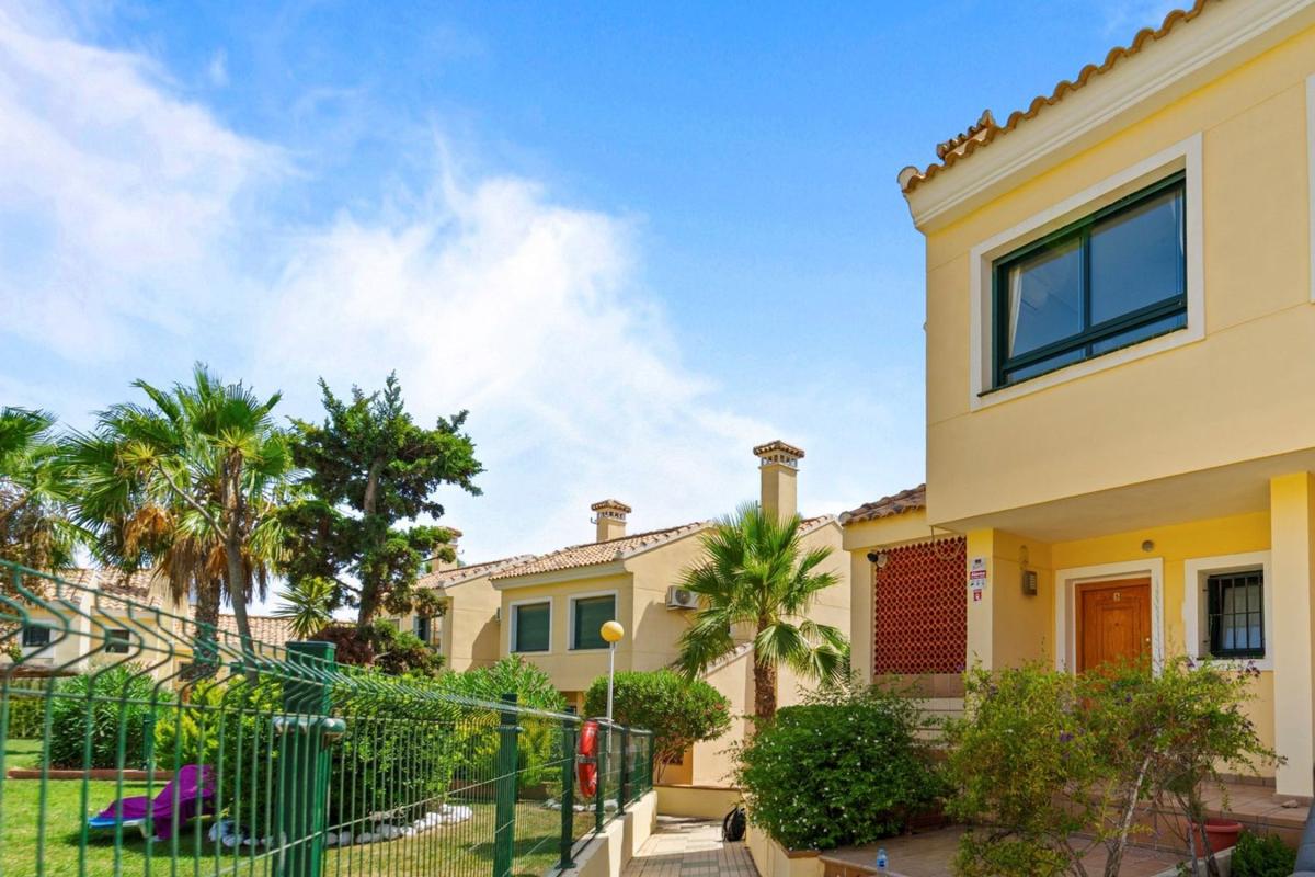 Venta de chalet adosado en Chalet adosado en Avenida de Ibiza, Lomas de Campoamor, Orihuela , Orihuela photo 2