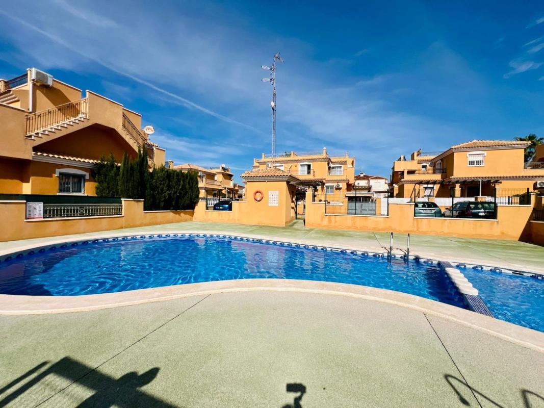 Venta de chalet adosado en  Nueva Torrevieja - Aguas Nuevas , Torrevieja photo 4