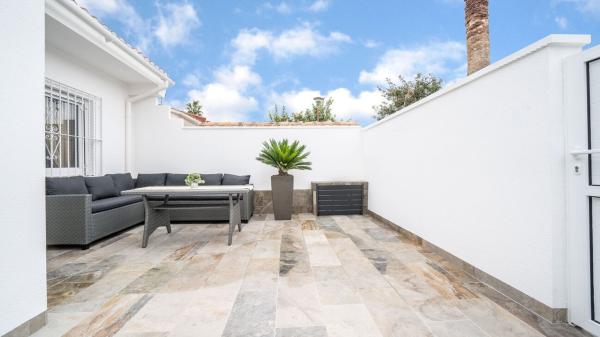 Chalet adosado en Calle Manuel Vera Espinosa, La Siesta - El Salado - Torreta, Torrevieja thumbnail 2