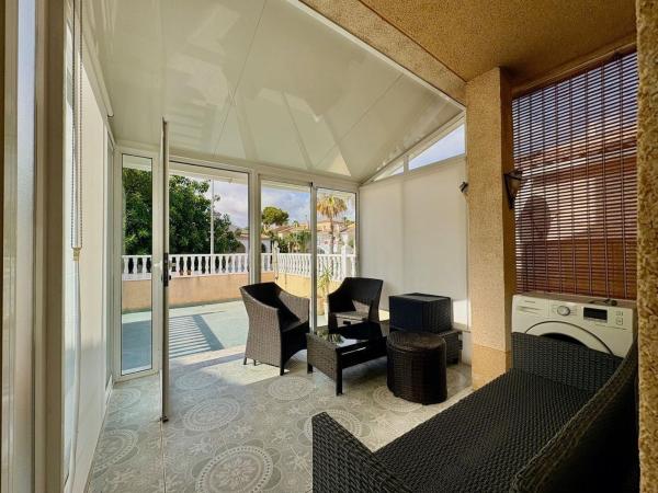 Chalet independiente en venta en Casa o chalet independiente en Calle Ercina, 45, Los Balcones - Los Altos del Edén, Torrevieja, Torrevieja
 photo 4